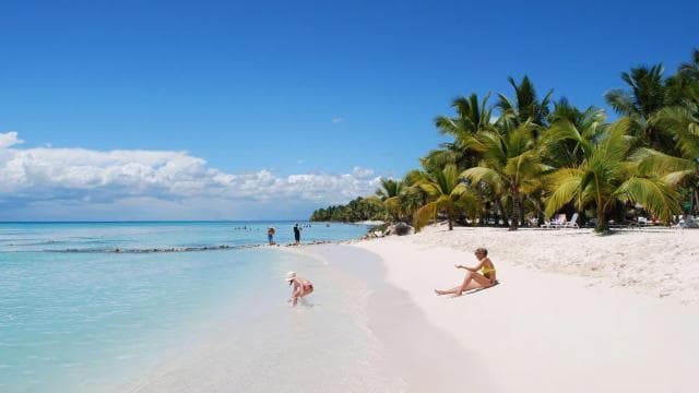 Bayahibe: Katamaran-Kreuzfahrt zur Insel Saona mit natürlichem Pool — Guided tour and outdoor activity