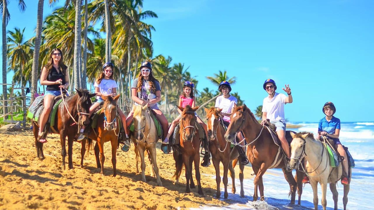 Macau Strand- und Waldabenteuer zu Pferd — Guided tour and outdoor activity